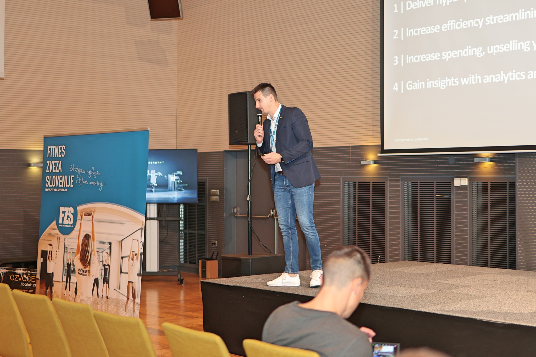 ozvočenje poslovnega dogodka