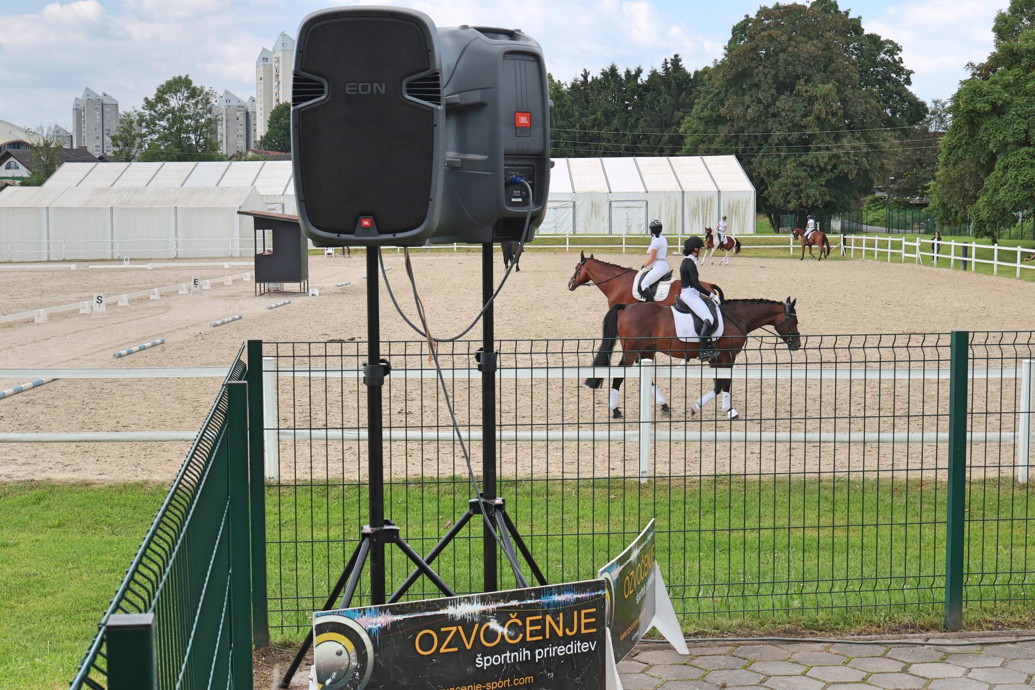 ozvocenje konjeniške tekme na hipodromu