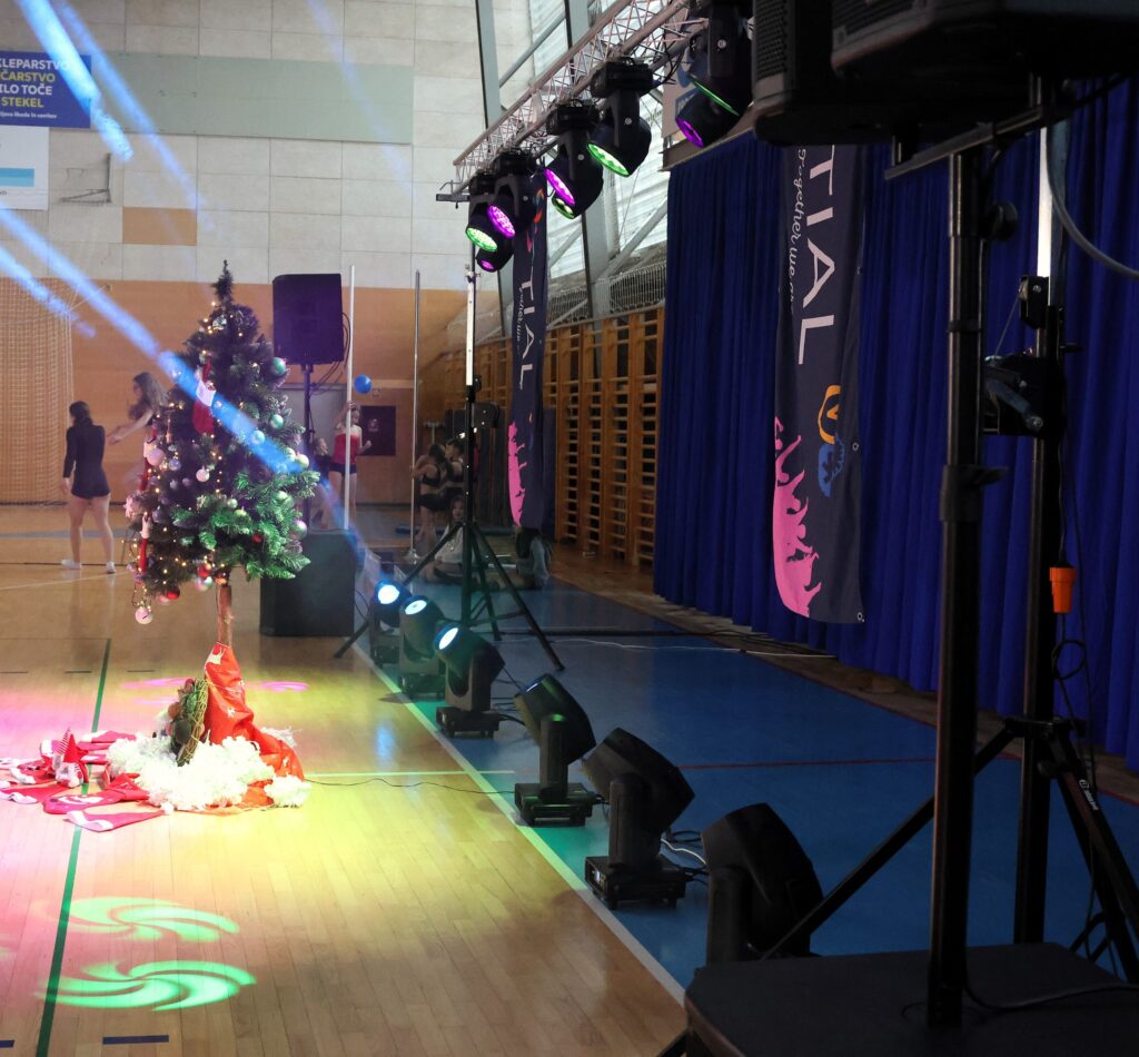 ozvočenje in osvetlitev plesne produkcije tial grosuplje1