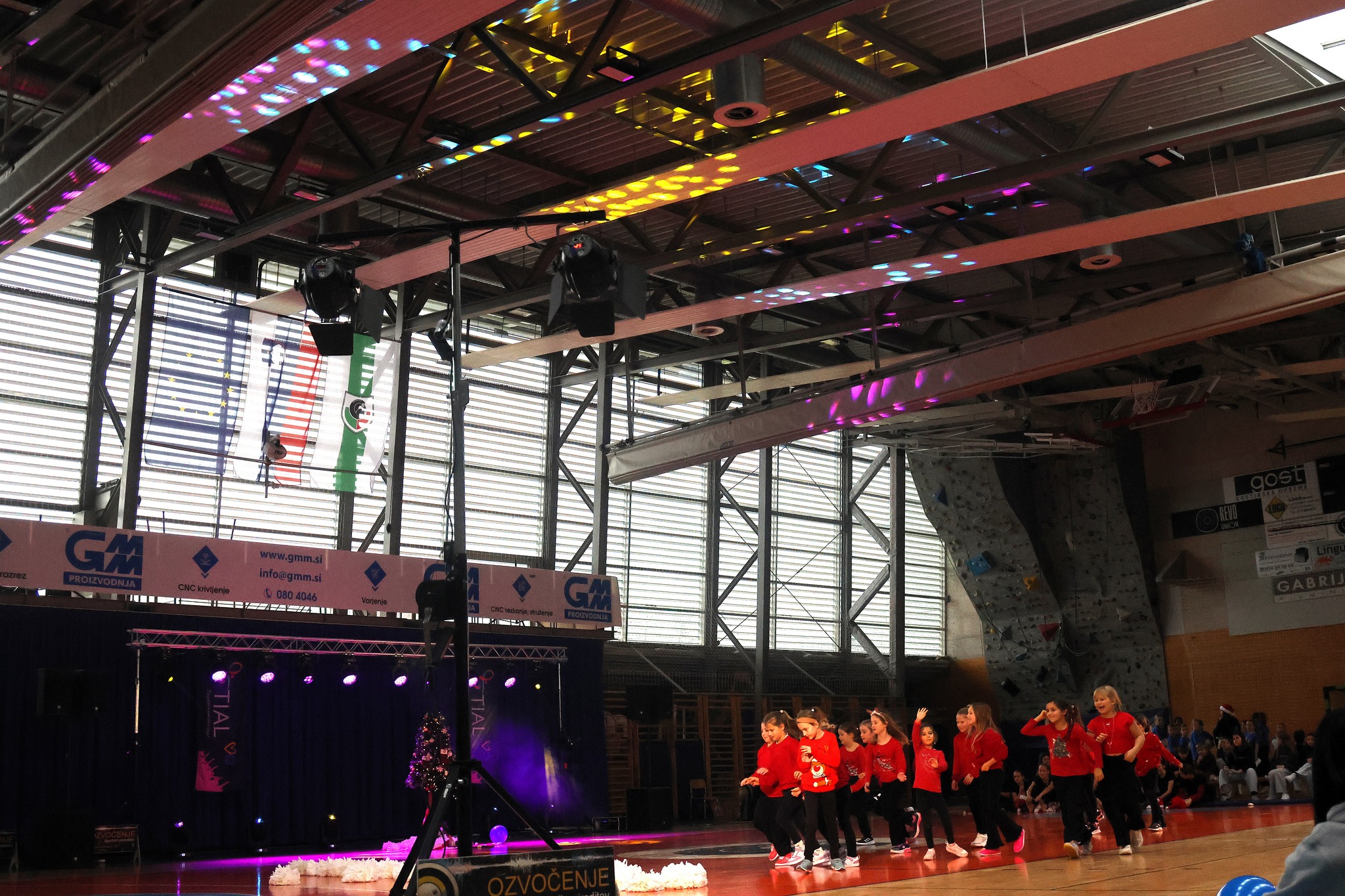 ozvočenje in osvetlitev plesne produkcije tial grosuplje1