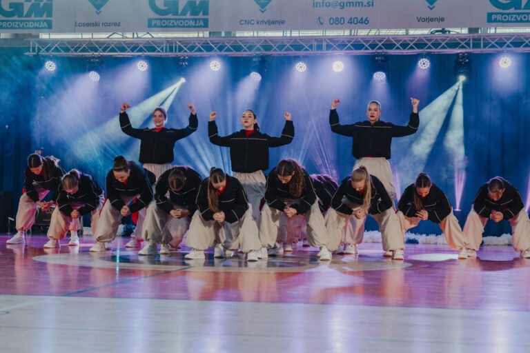 Odrska osvetlitev plesnega dogodka z moving head lučmi